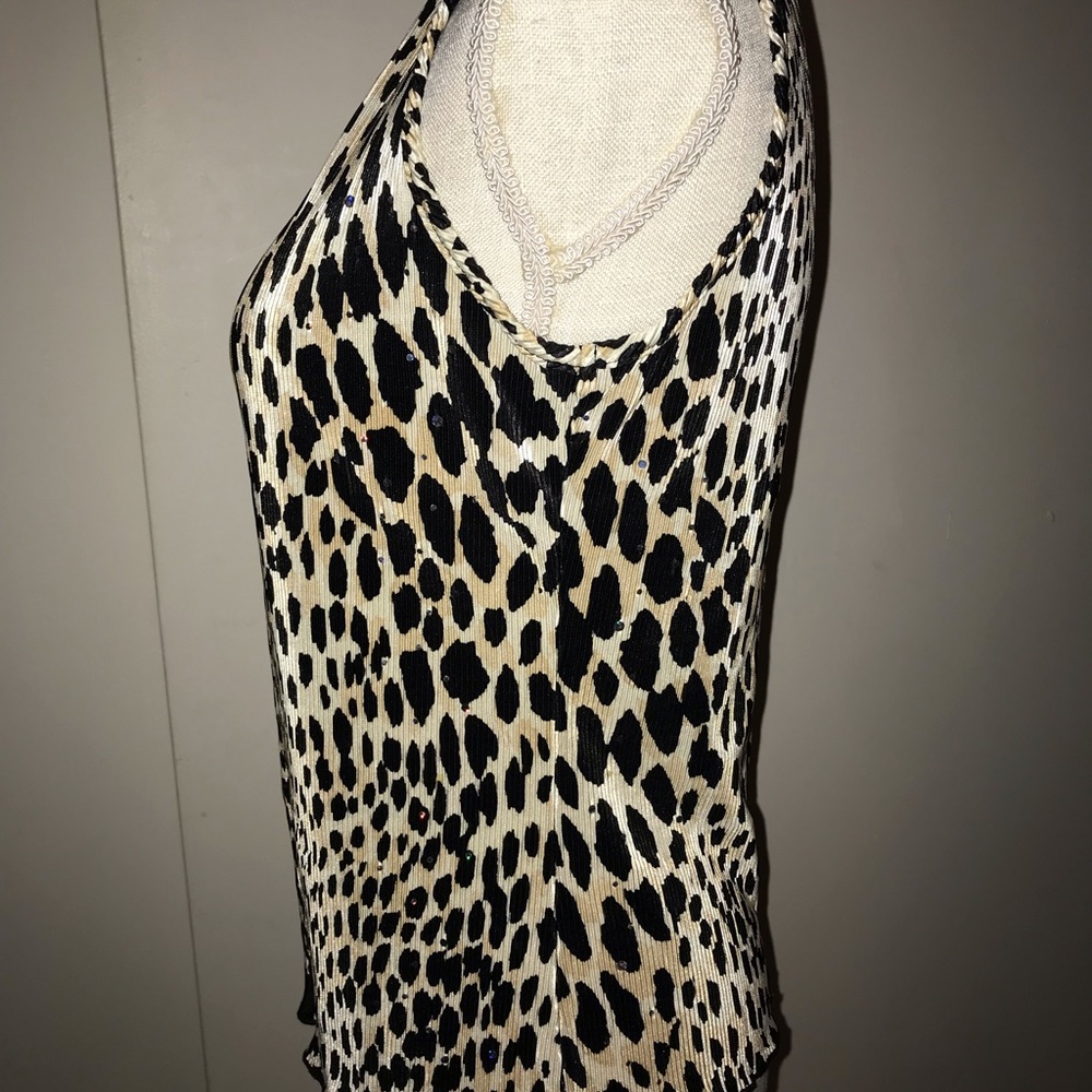 Leoparded Top Size M. Pit to pit 18" Stretches, so it feet size L too